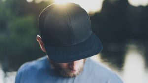 Casquette après une greffe de cheveux : quelles sont les précautions à prendre ?