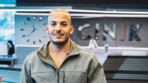 À quel âge faire sa greffe de cheveux ? Choisir le bon timing