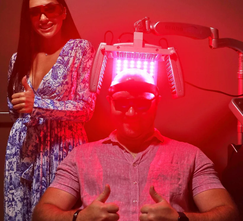 Une personne en cours de traitement des cheveux au laser