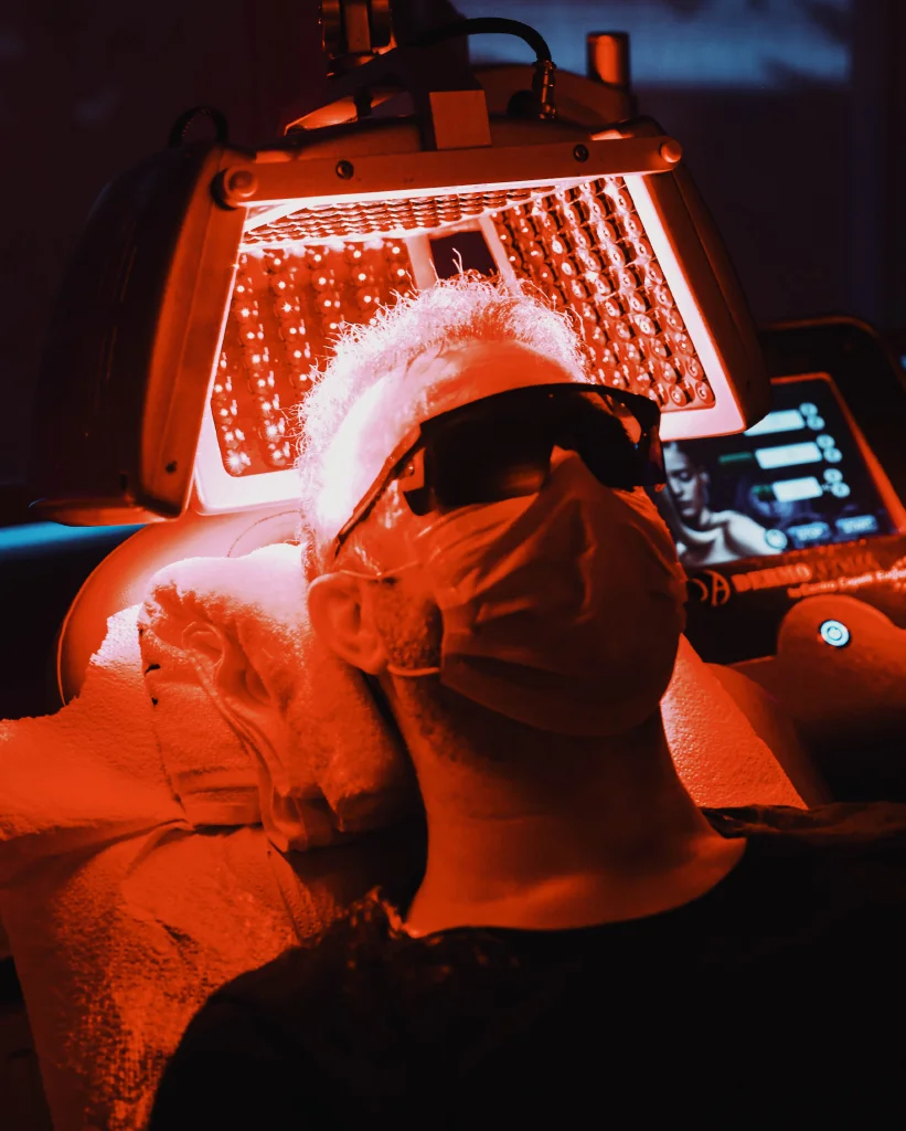 Une personne en cours de traitement de laser contre la calvitie